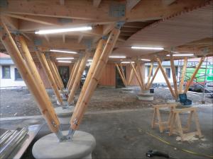 Préau bois traditionnel à toiture végétalisée école Buisson-Lacore à Grenay