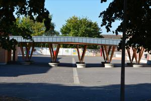 Préau bois traditionnel à toiture végétalisée école Buisson-Lacore à Grenay