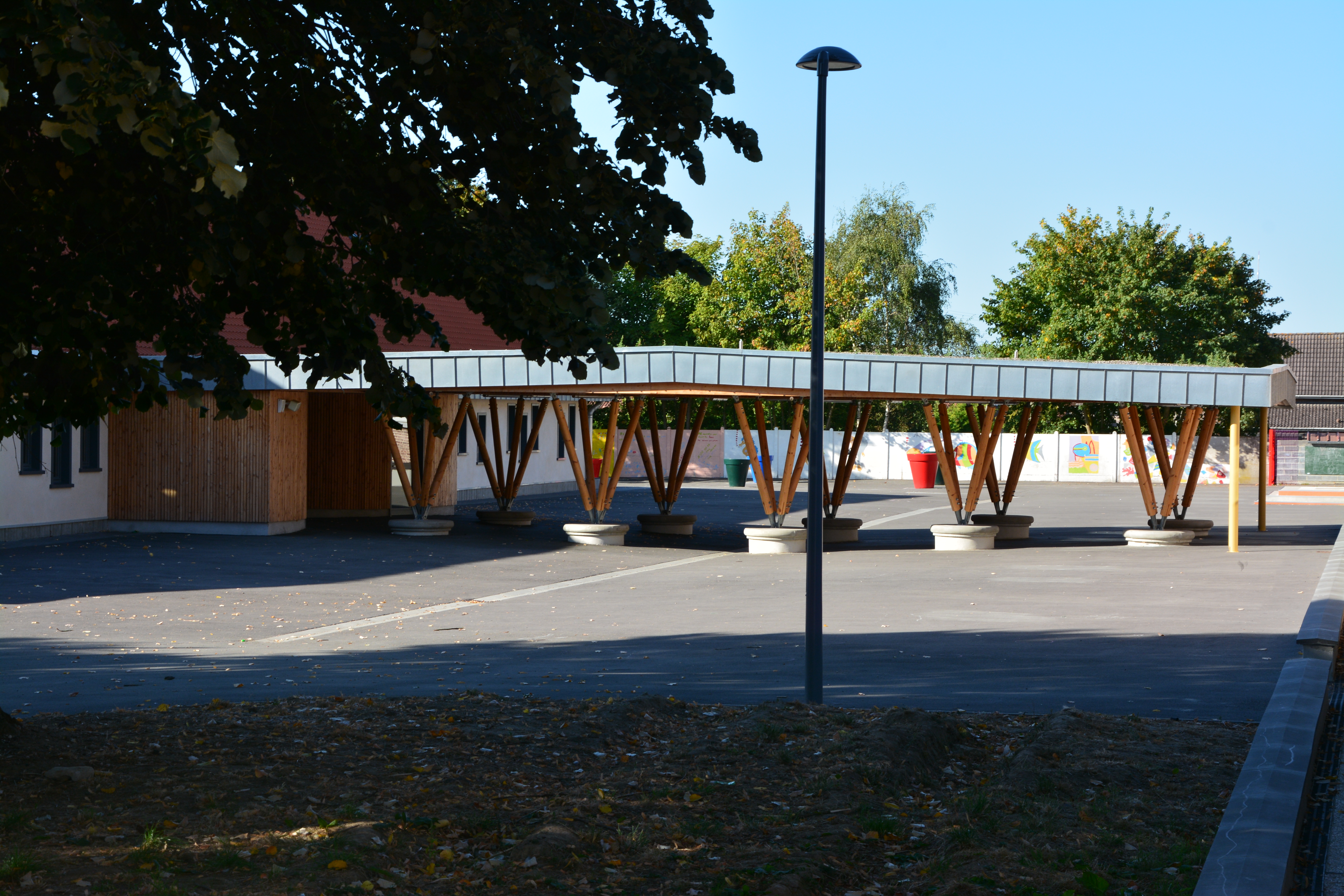 Préau bois traditionnel de l'école Buisson-Lacore à Grenay