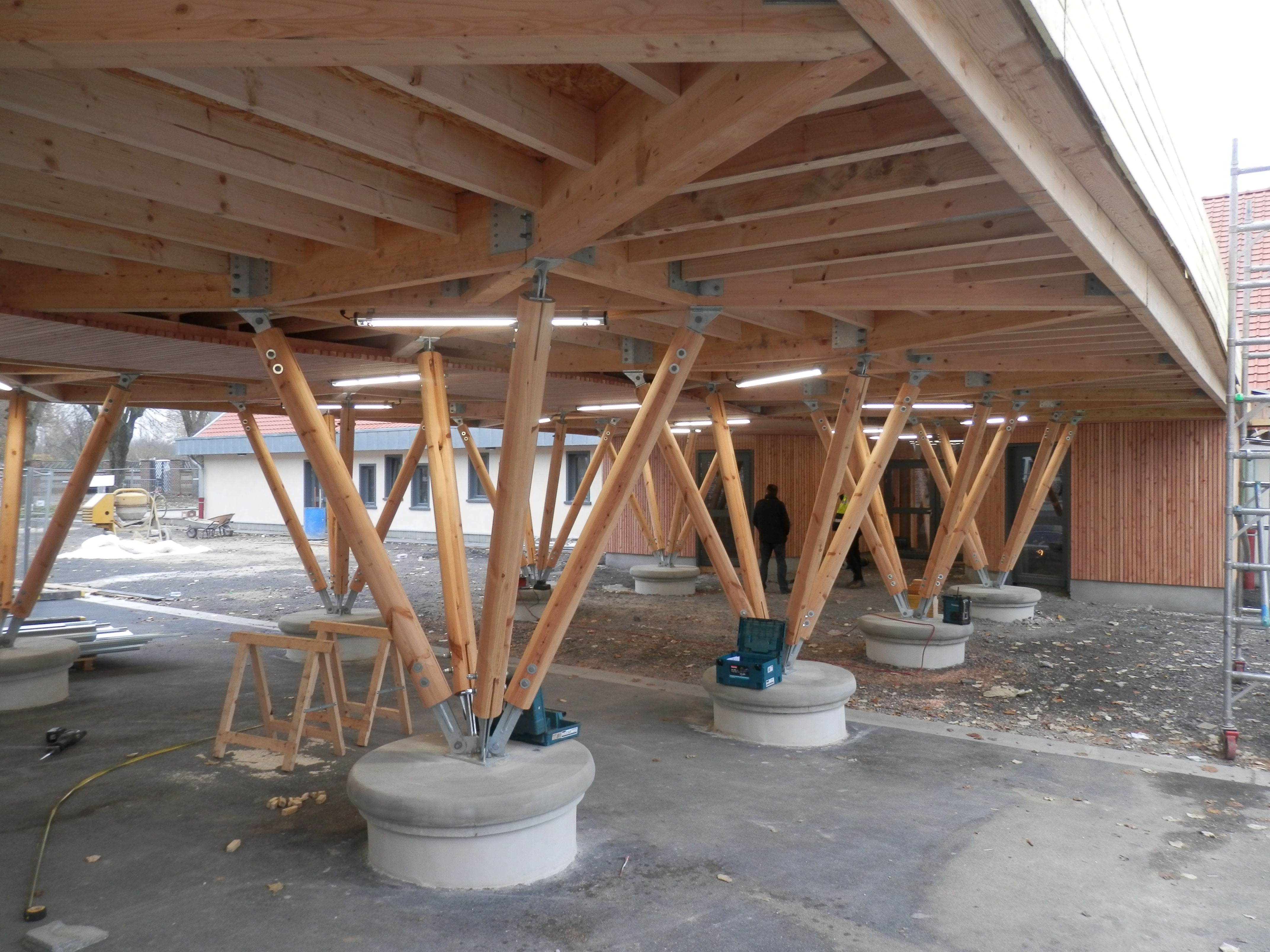 Préau bois traditionnel de l'école Buisson-Lacore à Grenay