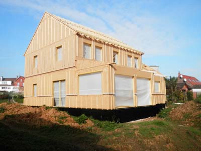 Montage finale de la maison bois sur chantier